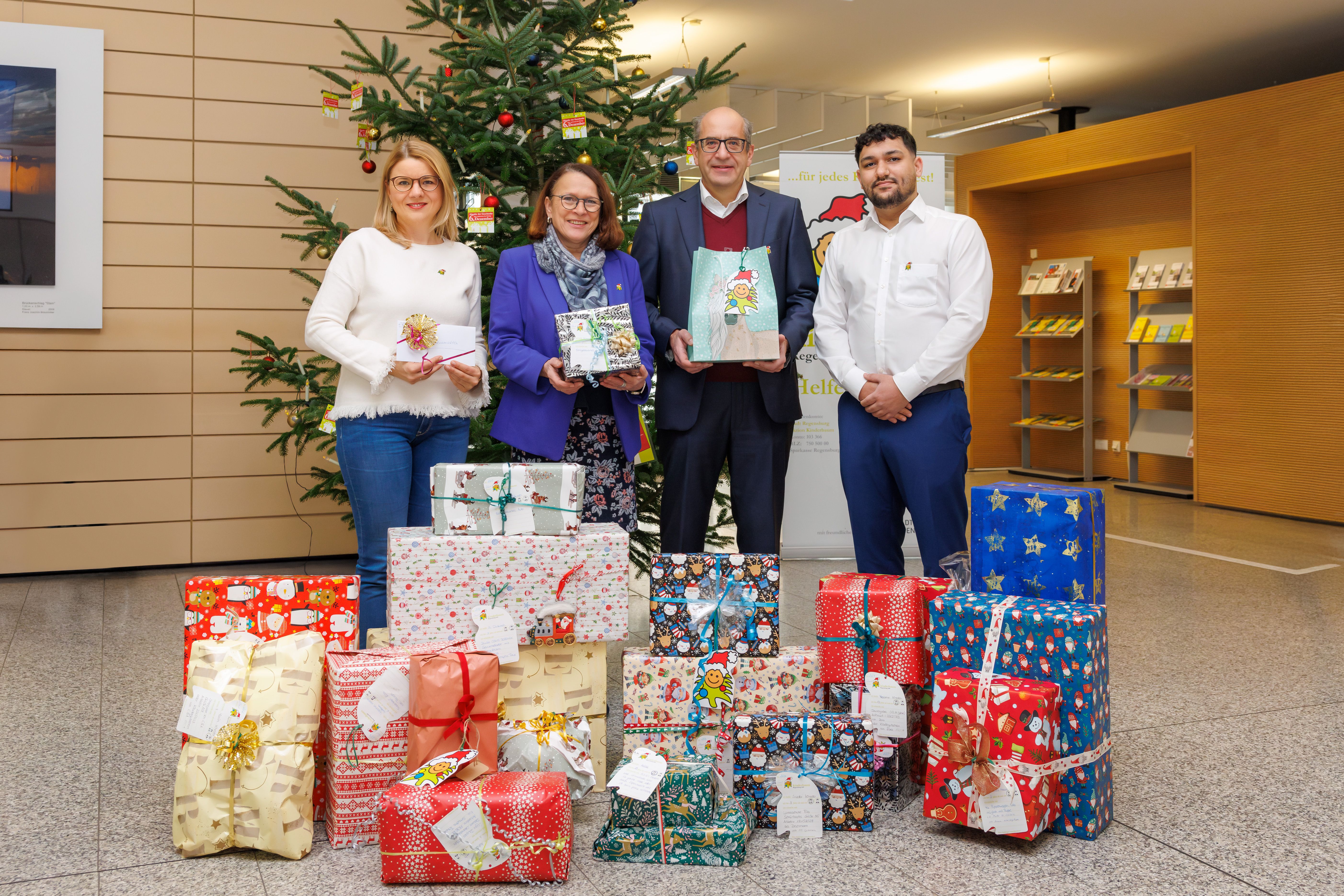 Foto Spendenübergabe,Melanie Brunner, Aktion Kinderbaum, Gertrud Maltz-Schwarzfischer, Oberbürgermeisterin, Helmut Vogel, Repräsentant der Siemens Niederlassung Regensburg, Kaveh Youssofi, Jugendvertretung Siemens AG