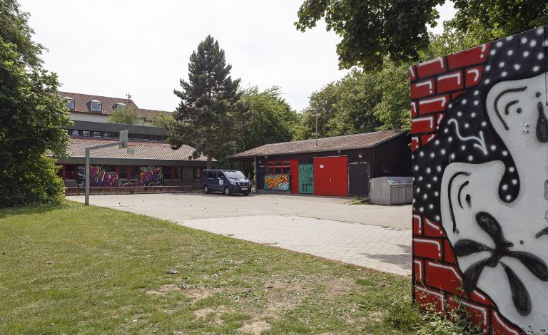 Fotografie - Außenansicht Jugendzentrum mit Bus vor der Tür