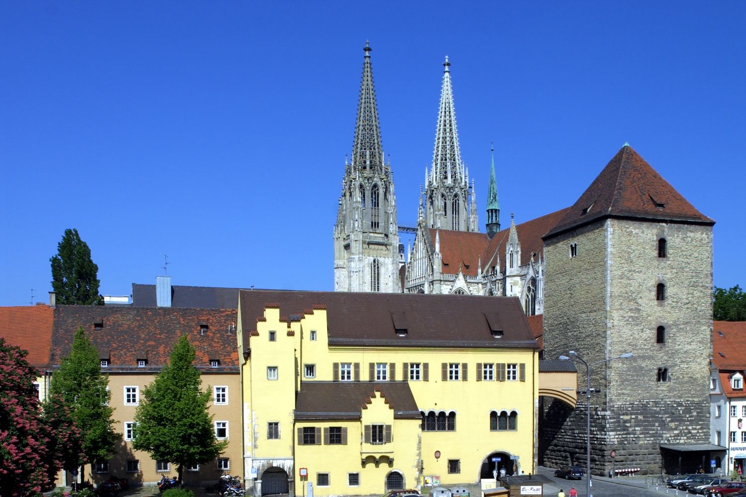 Herzogshof mit Römerturm bei Sonne 