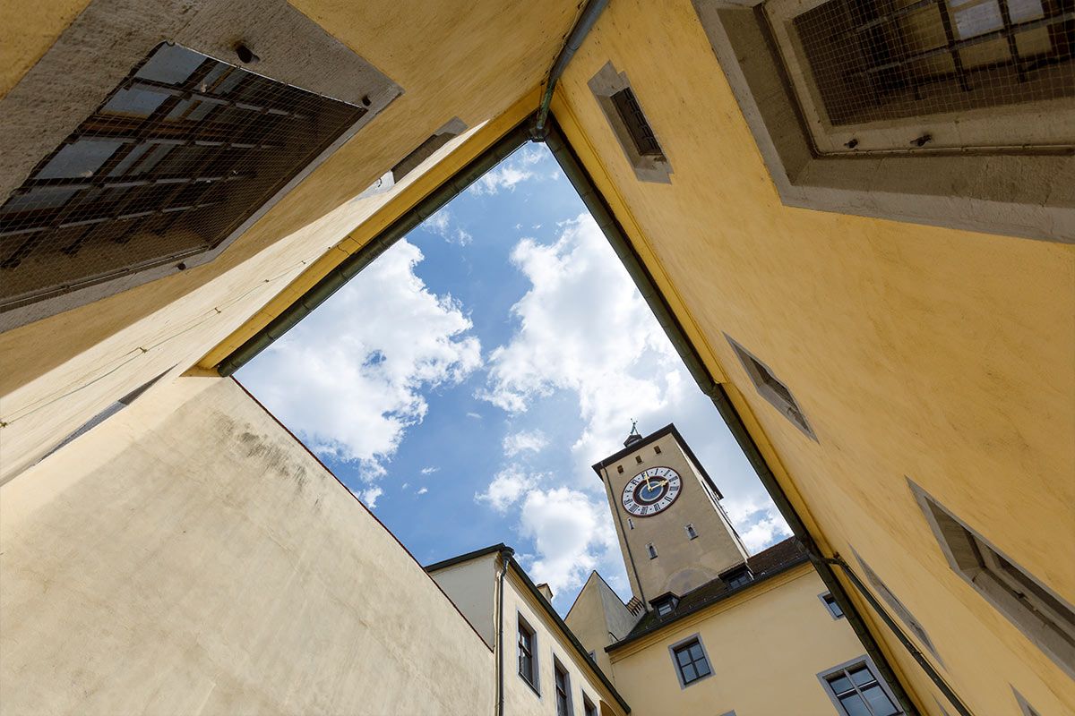 Justitiahof mit Blick auf Rathausturm
