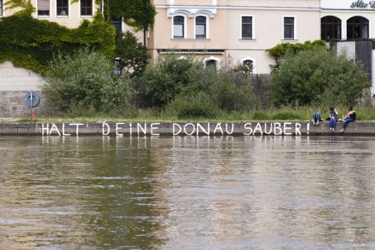 Fotografie - Donauufer mit Graffiti an der Mauer "Halt' deine Donau sauber"