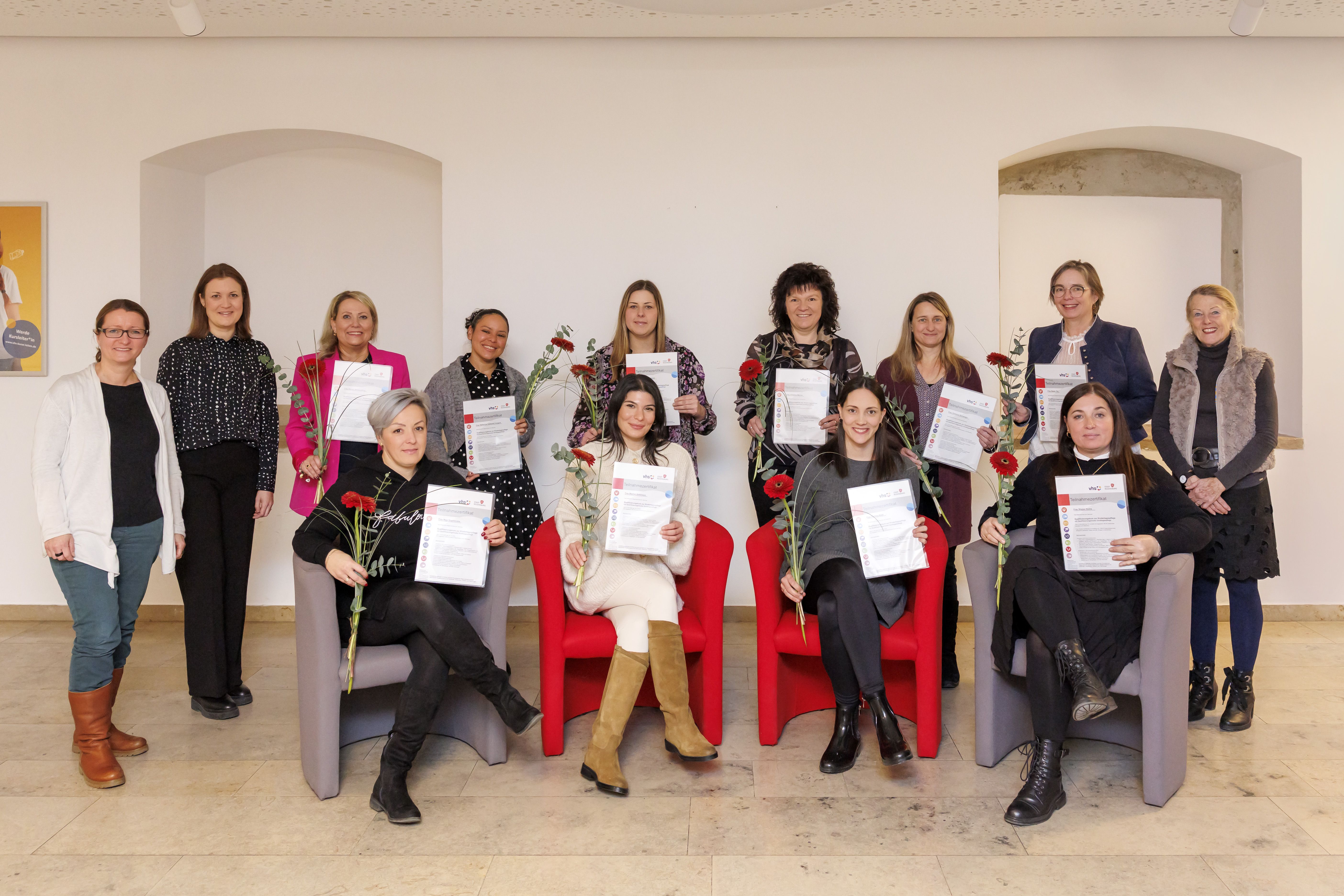 Fotografie – Regina Donhauser (1. v. links) von der Volkshochschule der Stadt Regensburg sowie Claudia Pilz (2. v. links) vom Amt für Tagesbetreuung von Kindern und die Dozentin Renate de Almeida (1. v. rechts) freuten sich mit den Absolventinnen über den erfolgreichen Abschluss.