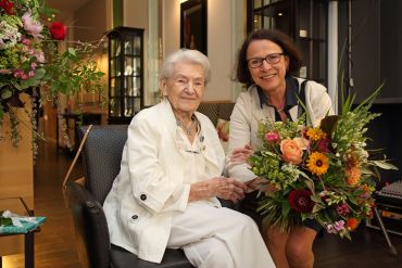 Fotografie: Oberbürgermeisterin Gertrud Maltz-Schwarzfischer überbrachte der Jubilarin am 26. Juni 2021 einen Gruß und die besten Wünsche der Stadt.