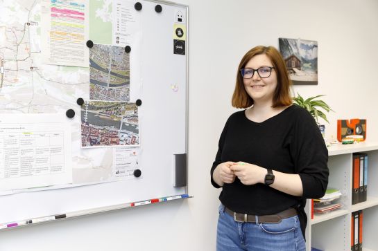 Fotografie: Barbara Meier steht vor einem Whiteboard.