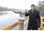 Fotografie: Bürgermeister Ludwig Artinger neben dem Fernrohr auf dem neuen Steg am Westbadweiher 
