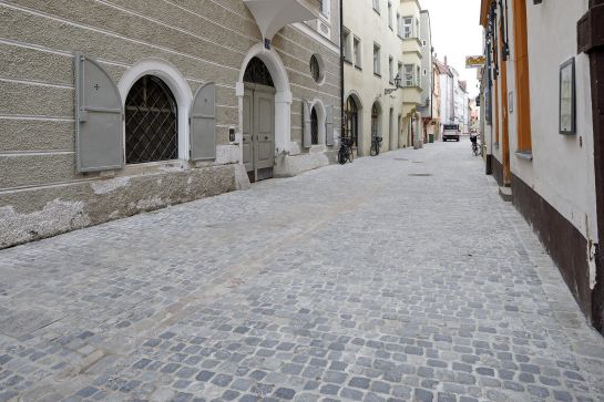 Fotografie: In der Oberen Bachgasse ist die Pflasterfläche zum Großteil wieder hergestellt. (Stand Herbst 2021)