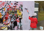 Fotografie: Mädchen überstreicht besprühte Wand (C) Manuela Ediger