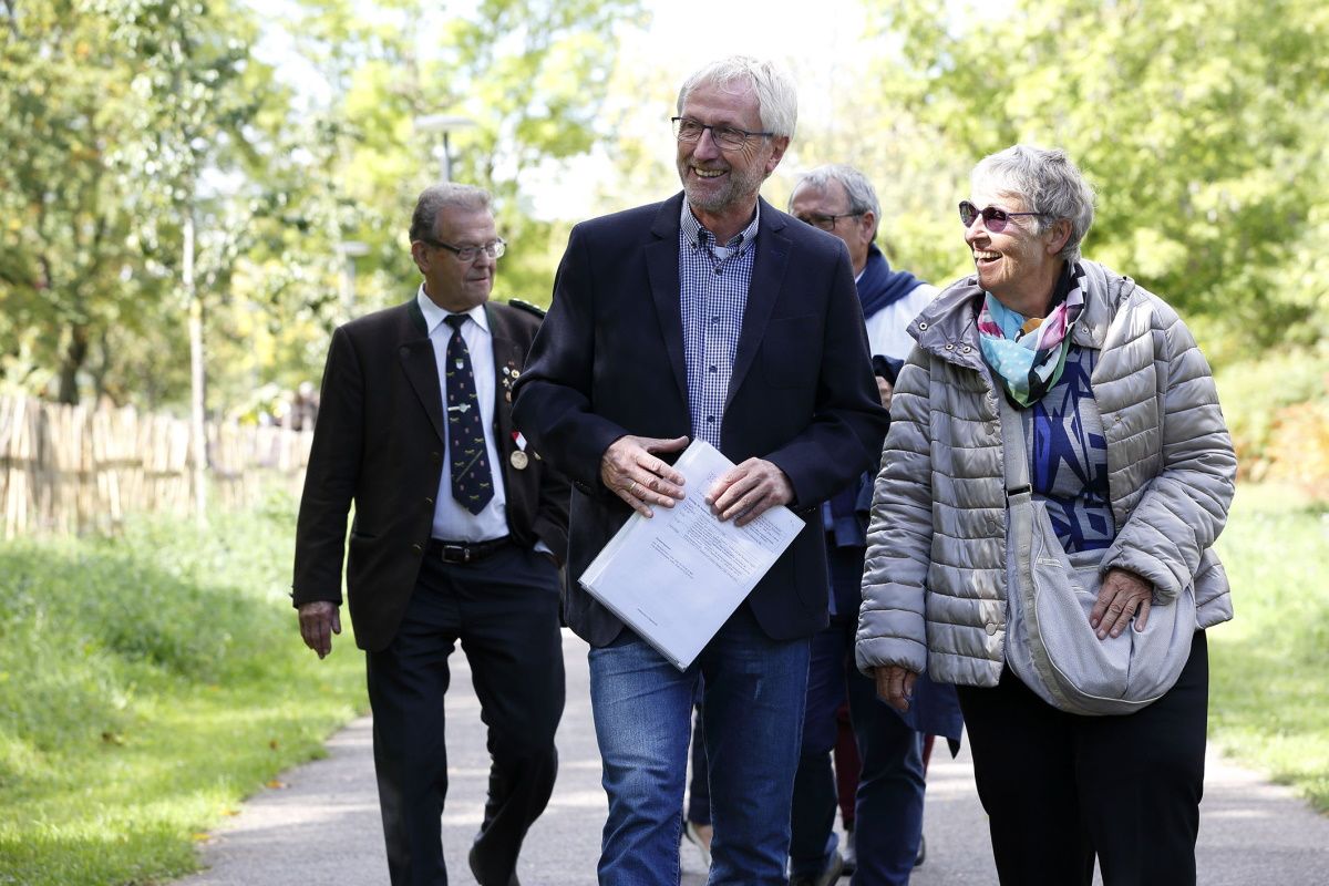 Fotografie - Personen spazieren durch den Park