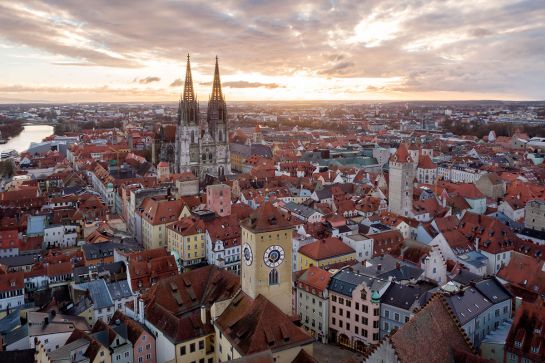 Fotografie - Blick von oben auf die Regensburger Altstadt mit Horizont im Hintergrund