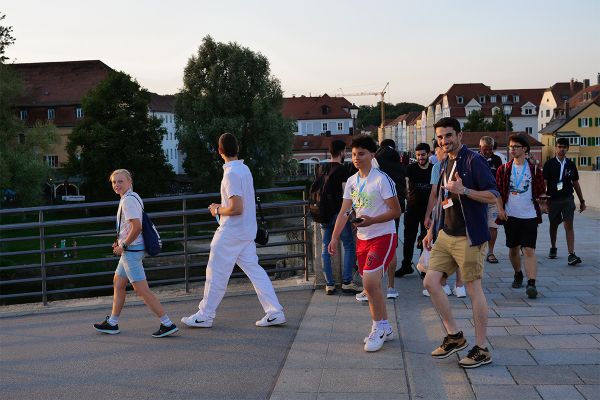 Fotografie - Eine Gruppe der Internationalen Jugendkonferenz auf dem Weg ins Stadtzentrum 