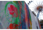 Fotografie - bunt bemalte Holzwände mit Riesenrad im Hintergrund (C) Friedemann Bauknecht, Kulturamt