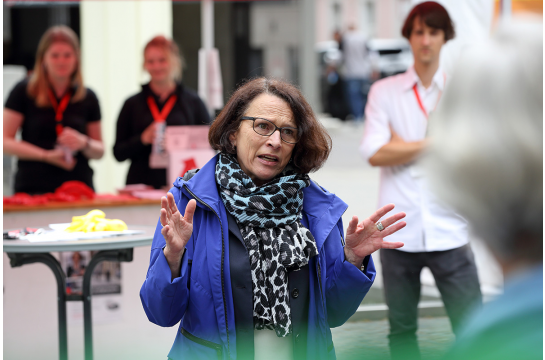 Oberbürgermeisterin Gertrud Maltz-Schwarzfischer begrüßt zur ersten Dialogveranstaltung „Stadt im Gespräch“ am Dachauplatz zum Thema Radverkehr

