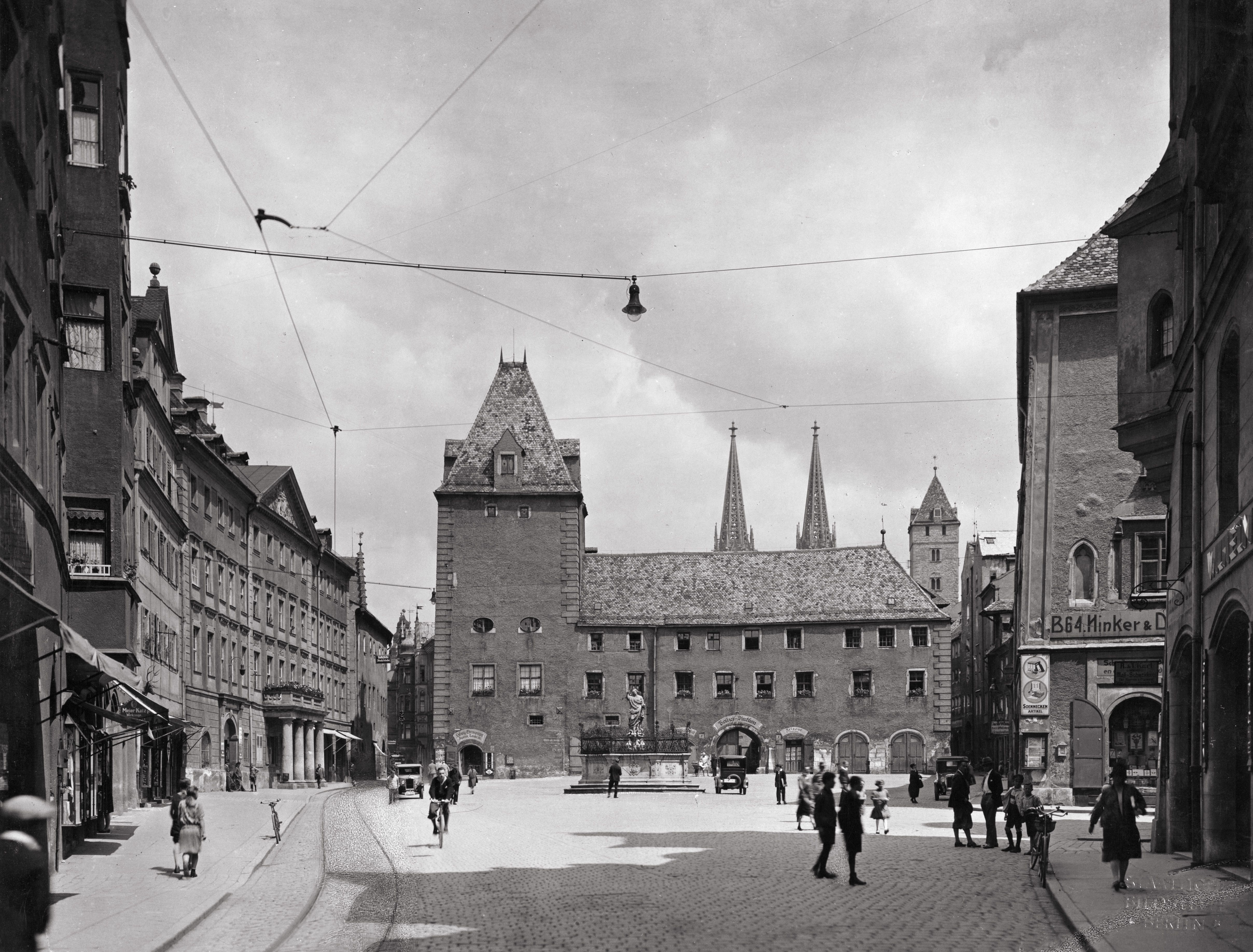 Fotografie: Haidplatz um 1928 – Von 1903 bis 1964 fuhr hier die Straßenbahn. 