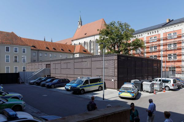 Fotografie - Innenhof der Polizeiinspektion am Minoritenweg