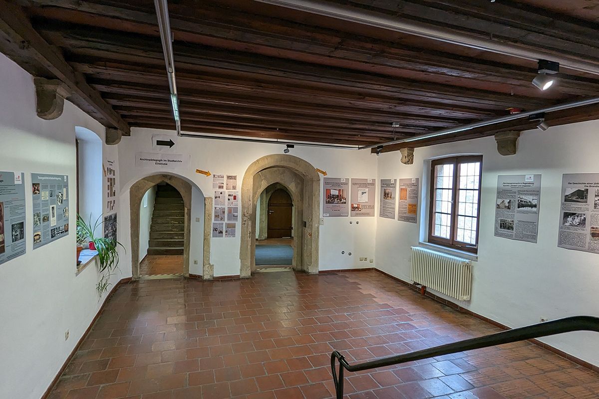 Fotografie - Rundblick in den Ausstellungsraum zur Archivpädagogik im Runtingerhaus 