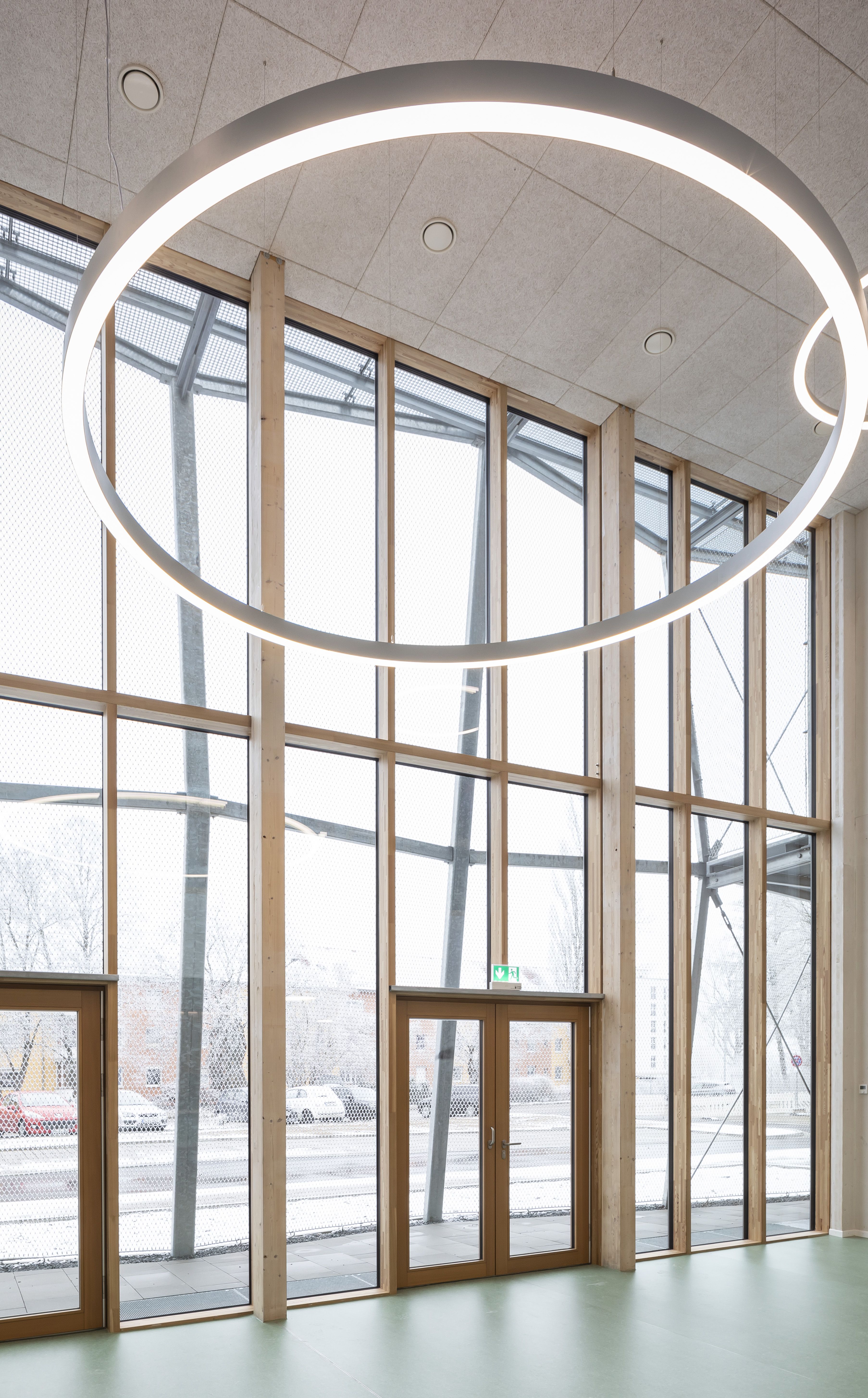 Fotografie: Glasfront mit Innenbeleuchtung im Kinderhaus in der Guerickestraße