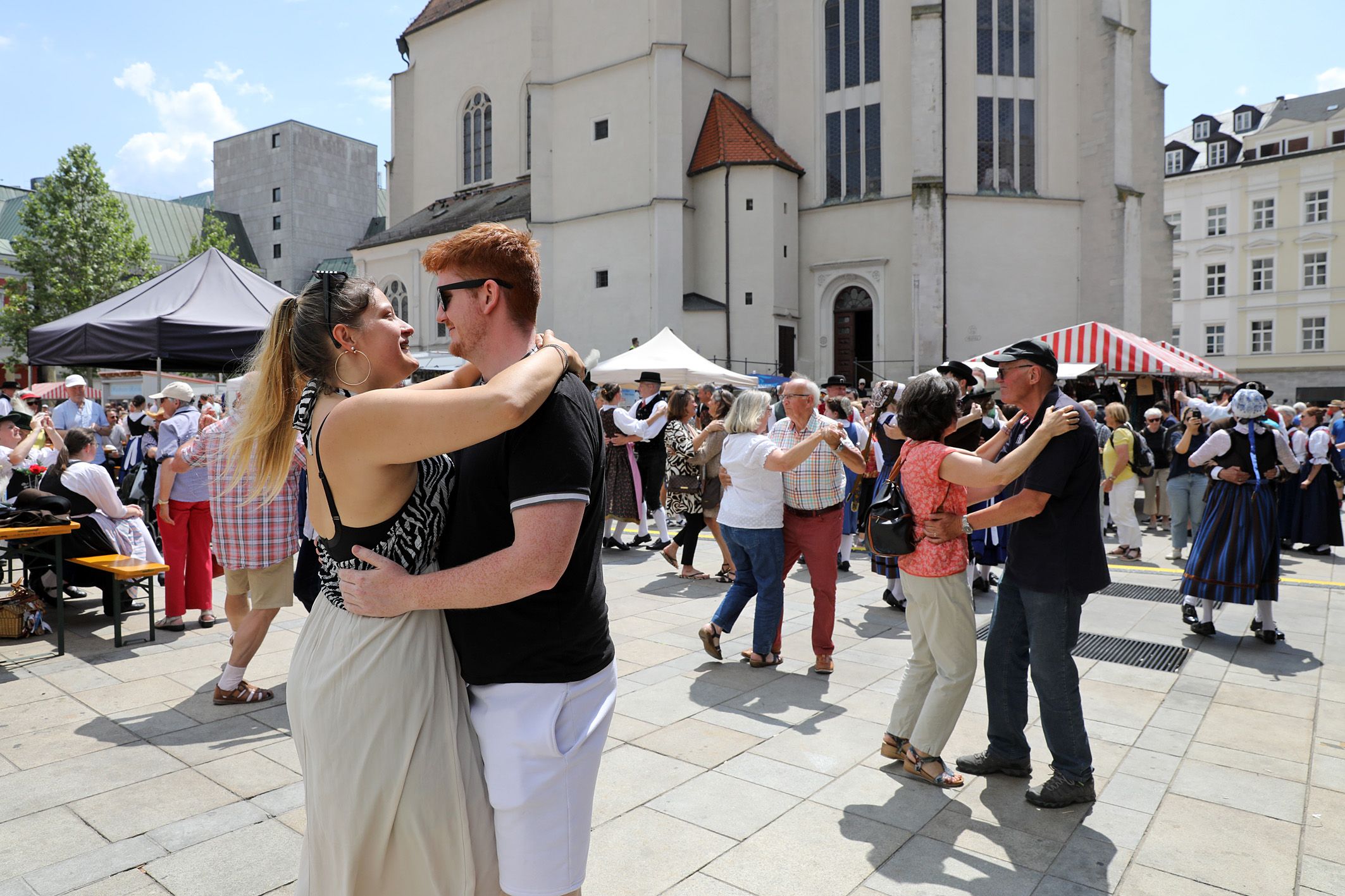 Fotografie: Tanzende Paare auf dem Neupfarrplatz