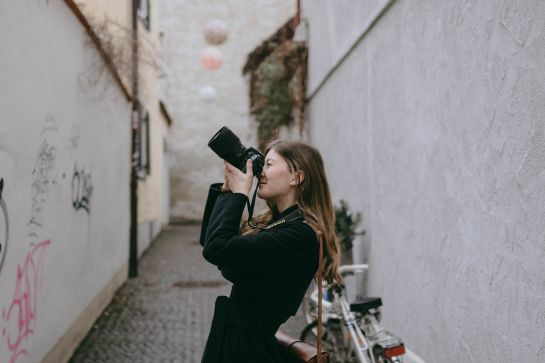 Fotografie: Andrea Wöhrl fotografiert in einer Gasse.