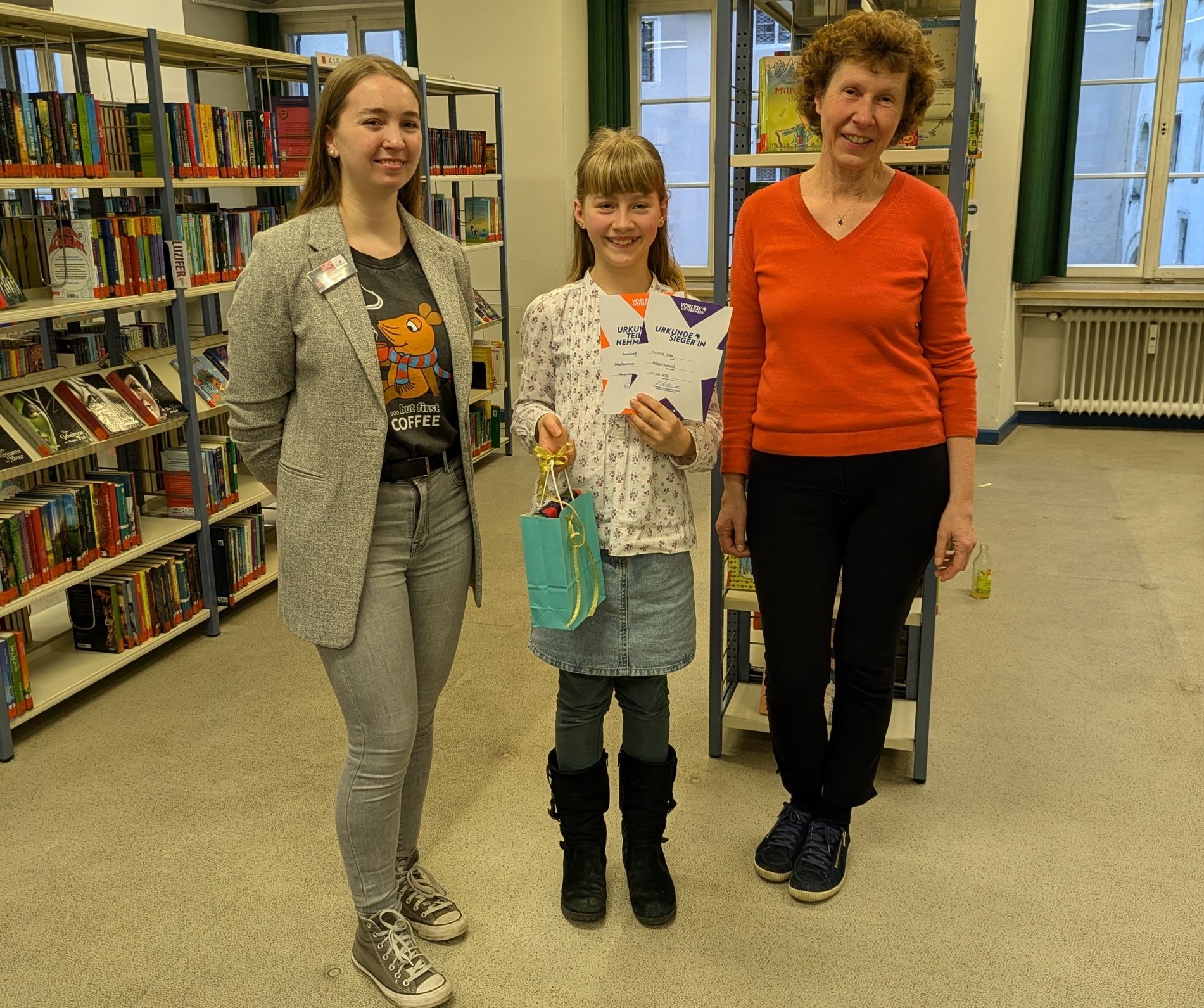 Irina Rakos, Mitarbeiterin der Stadtbücherei, Annabell Lohr, unsere Wettbewerbssiegerin, sowie Henriette Wich, Jurymitglied © R. Lohr