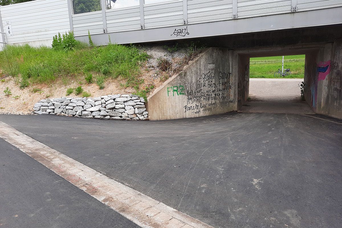 Fotografie - Der fertig gestellte Fährenweg. Er verbindet die Leichtlgasse mit der Prüfeninger Schloßstraße. Zudem
dient er als wichtige Verbindung des städtischen Hauptradroutennetzes nach Sinzing über die Bahnbrücke
