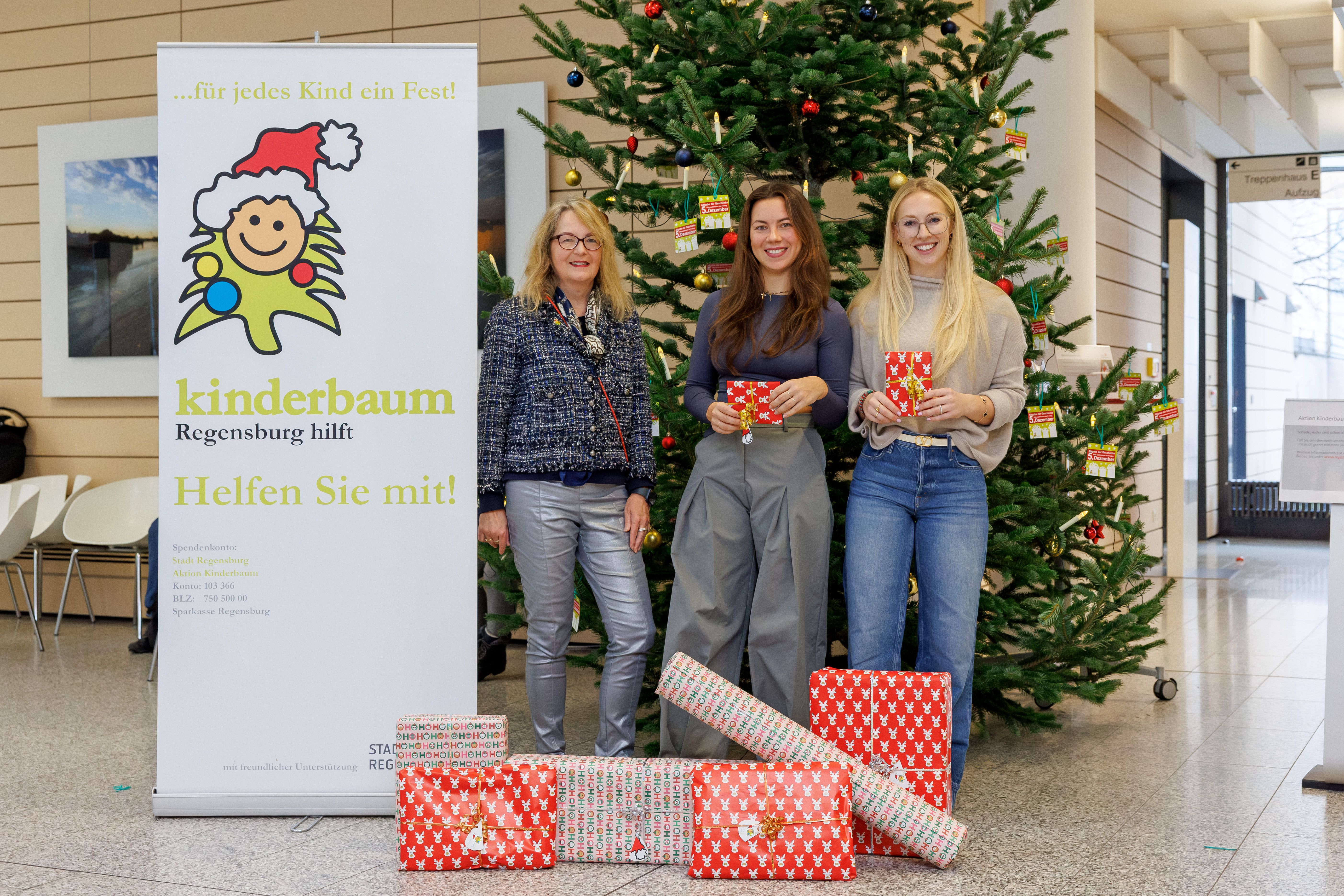 Fotografie – (v. l. n. r.) Christiana Schmidbauer, Leiterin des Amtes für allgemeine Stiftungsverwaltung, Anne Nigl und Carolin Werk