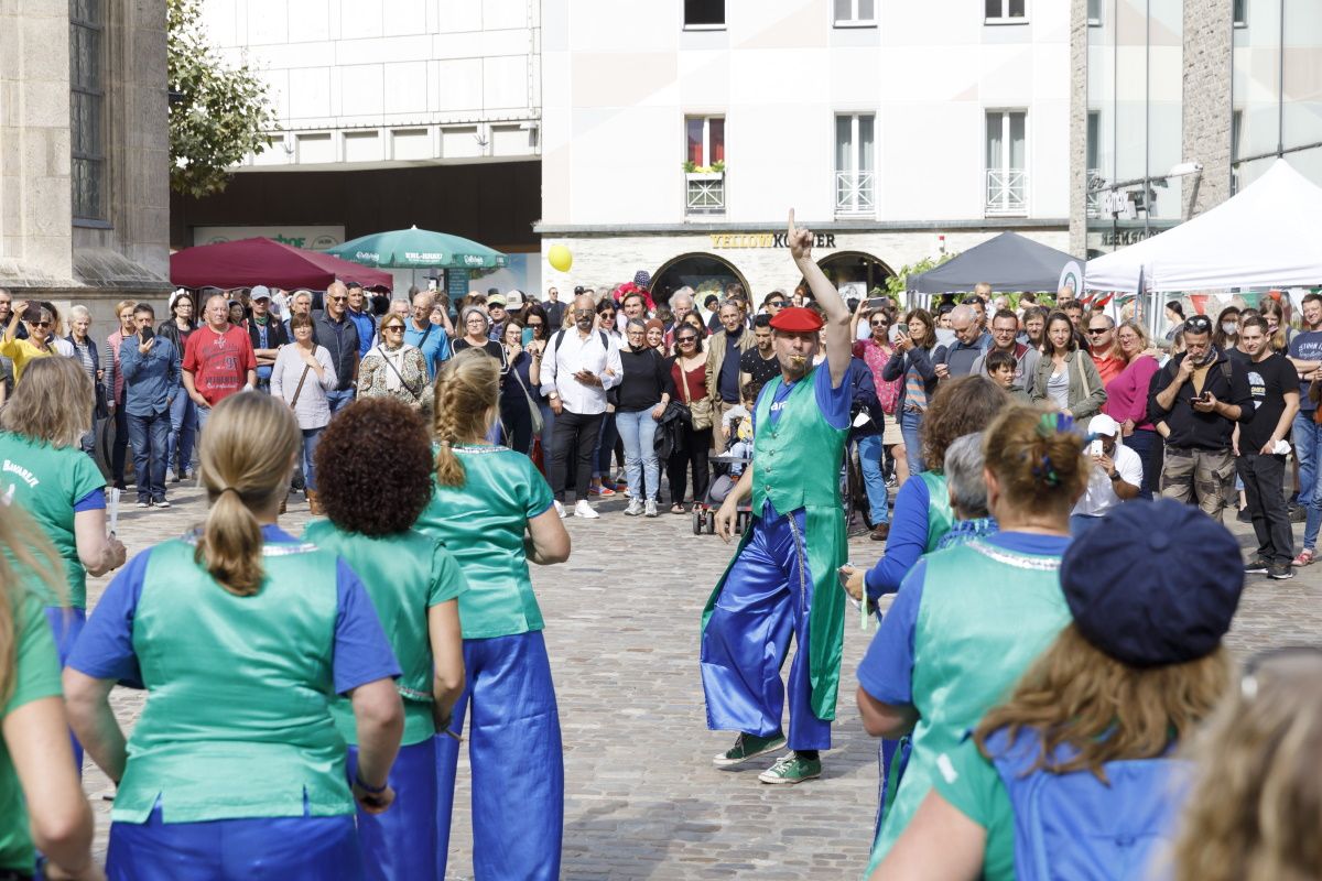 Trommelgruppe Sarará in Aktion auf dem St.-Kassiansplatz