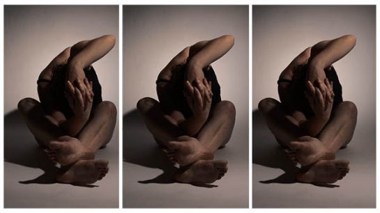 Titelbild der Ausstellung "Verästelung": Eine in sich selbst verschlungene Person. (C) Vanessa Ruderer