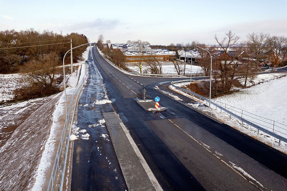 Fotografie – Im Kreuzungsbereich wurde eine Querungshilfe für Fußgängergänger geschaffen; der Geh- und Radweg wurde durchgängig mit Straßenbeleuchtung versehen