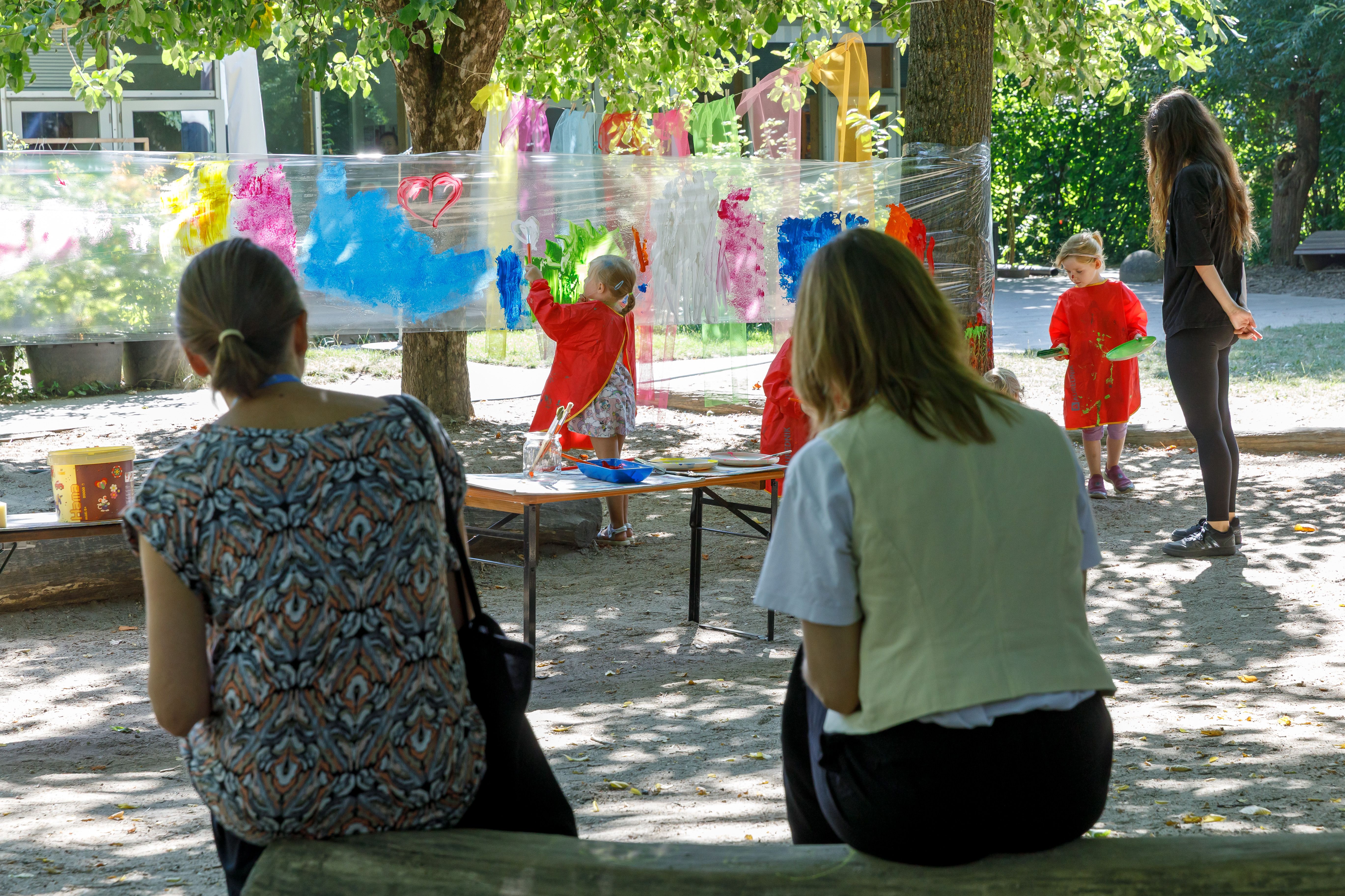 Fotografie: Die Kita-Preis-Expertinnen beim Beobachten in der Gartenwerkstatt