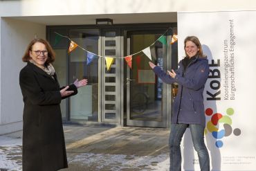 Fotografie: Oberbürgermeisterin Gertrud Maltz-Schwarzfischer und Stephanie Janker vor dem Raum für Engagement