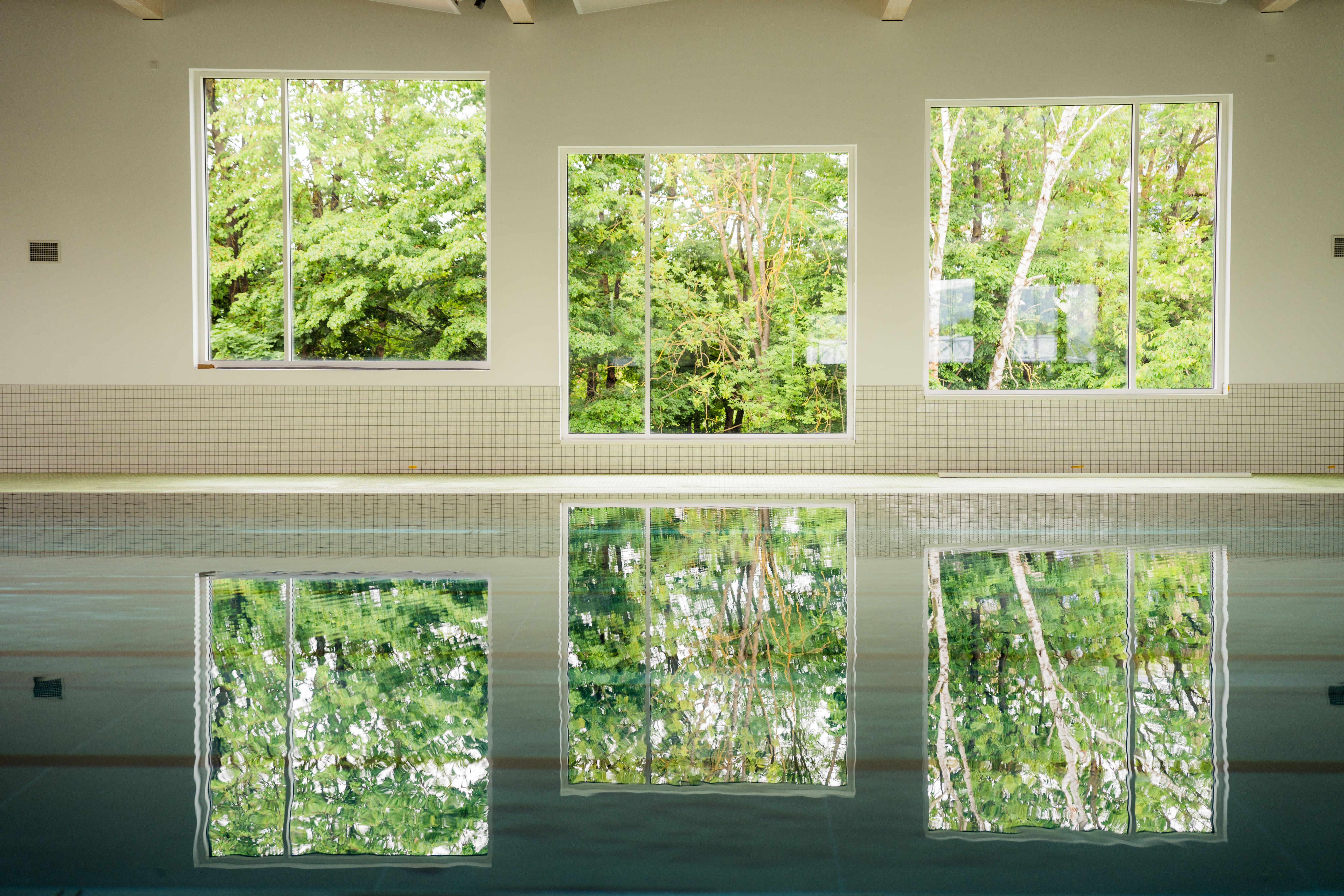 Fotografie: Drei Fenster spiegeln sich in einem Becken des Sportparks Ost.