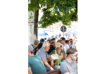 Fotografie: Im Schatten auf Bänken entspannen
