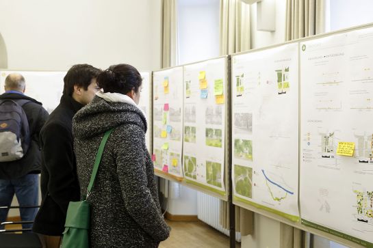 Zwei Personen betrachten ausgehängte Pläne (C) Bilddokumentation Stadt Regensburg