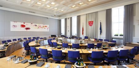 Themenbild Stadtplitik - Fotografie - Blick in den leeren Sitzungssaal im Neuen Rathaus