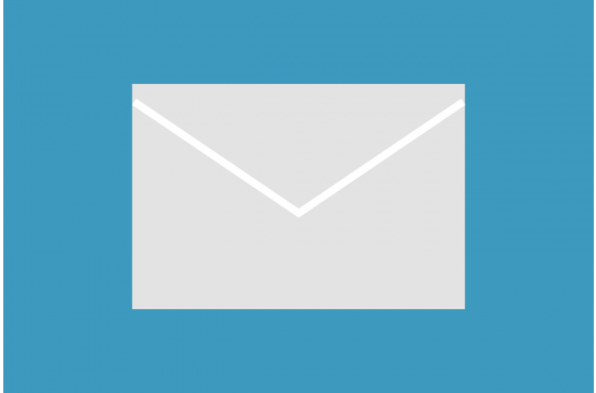 Grafik eines Briefkuverts auf blauem Hintergrund
