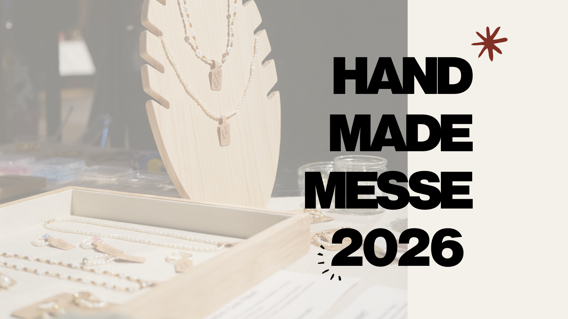 Auf dem Foto sieht man transparent ein Bild von Schmuck auf einer Holzplatte, den eine Ausstellende Person auf der Handmademesse 2025 dabei hatte.