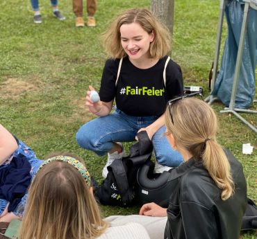 Fotografie: Beim Verteilen von nachhaltigen GiveAways (C) Stadt Regensburg, Anette Menke Fair Feiern Promotionteam Campusfest 2