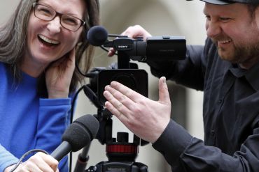 Claudia Biermann und Stefan Effenhauser machen Videos für die Öffentlichkeitsarbeit der Stadt Regensburg (C) Bilddokumentation Stadt Regensburg Videoteam
