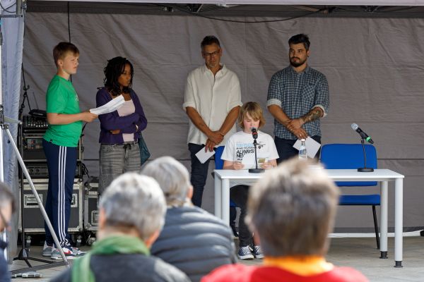 Fotografie: Zum Jahrestag der Bücherverbrennung auf dem Neupfarrplatz am 12. Mai lasen über sechs Stunden lang verschiedenste Menschen jeweils für fünf Minuten aus Büchern vor, die dort 1933 verbrannt worden waren.