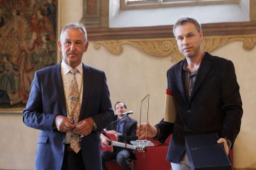 Fotografie - Bürgermeister Ludwig Artinger überreicht Prof. Dr. Jan Dünnweber den Umweltpreis 2020