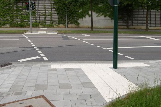 Taktiler signalisierter Fußgängerüberweg an der Kreuzung Bajuwarenstraße/Langobardenstraße