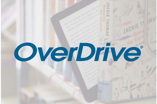 Logo Overdrive, im Hintergrund Foto E-Bookreader, der aus einem Buchregal herausragt