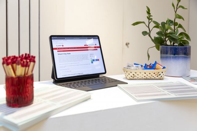 Stimmzettel, Stifte und Tablet bei Abstimmung zur Smart City