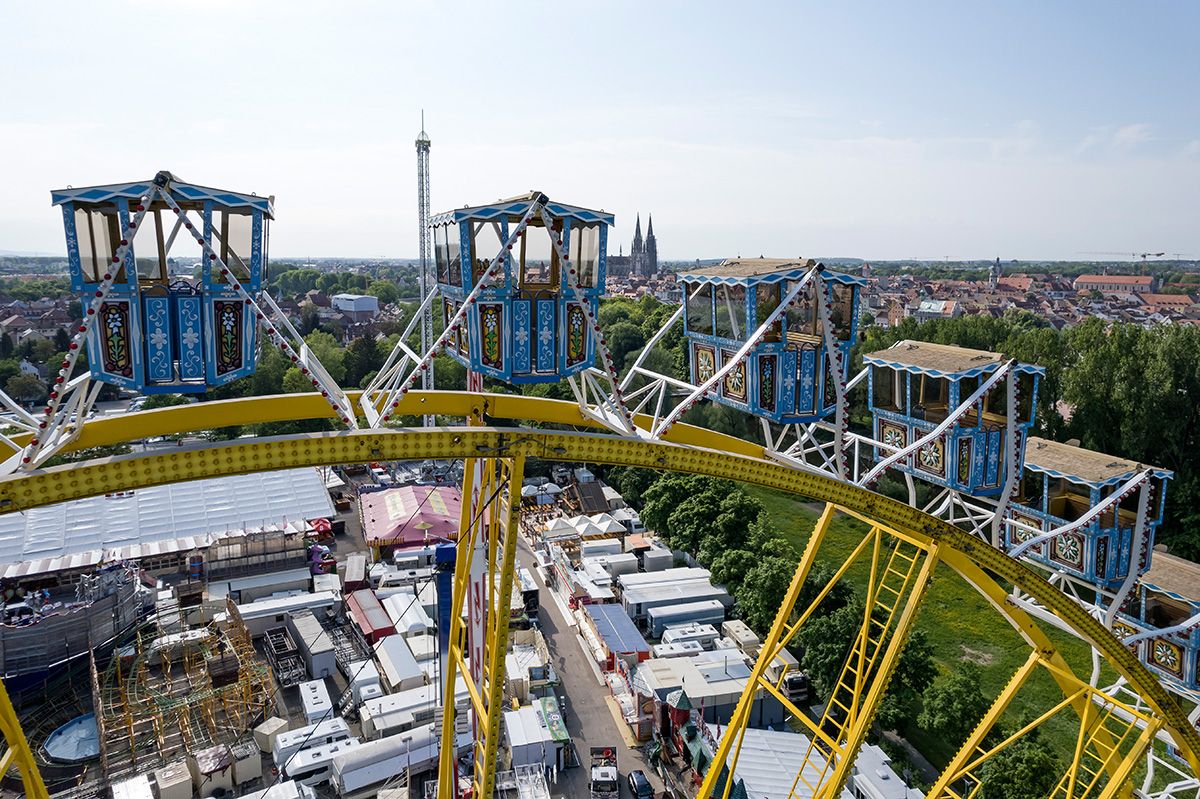 Fotografie: Blick über die Regensburger Dult. Im Vordergrund das Riesenrad.