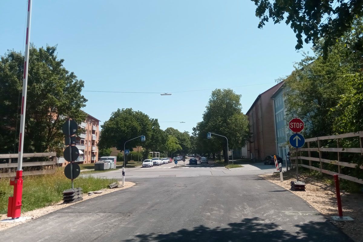 Fotografie - Einmündung der Straße Sallerner Berg in den Kreuzungsbereich Aussiger Straße. Eine entsprechende Verkehrsbeschilderung bezüglich der Nutzung für Baustellenfahrzeuge wurde angebracht.