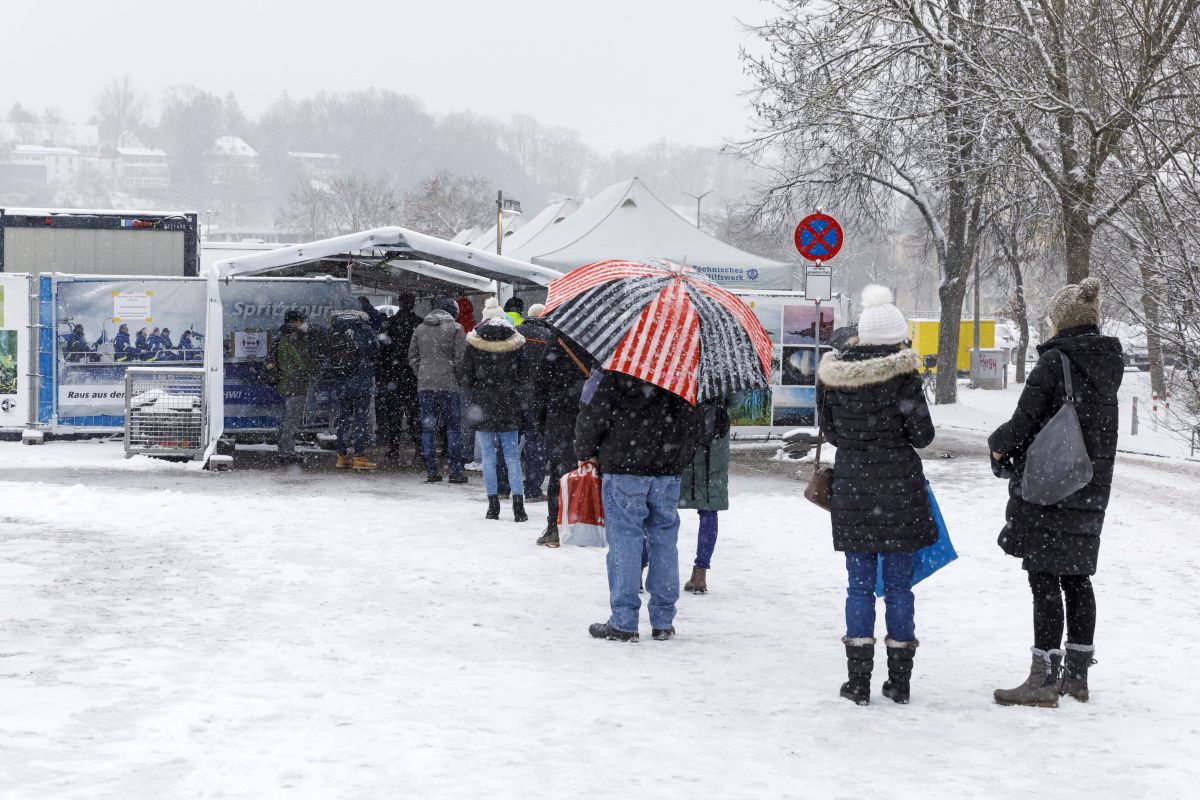 Fotografie: Die Impfwilligen trotzten Wind und Wetter auf dem Dultplatz.