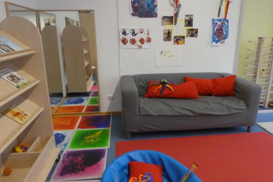 Fotografie - Innenraum mit Spielzeug und Couch (C) Christina Dinauer 