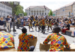 Fotografie: Auftritt der IMLS Chamuka Band und den Blechbläsern der städtischen Sing.- und Musikschule am Bismarckplatz am 13. Mai 2022
