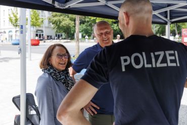 Oberbürgermeisterin Gertrud Maltz-Schwarzfischer gemeinsam mit Walter Reichenberger, Leiter des Bahnhofsmanagements, im Gespräch am Stand der Bereitschaftspolizei.