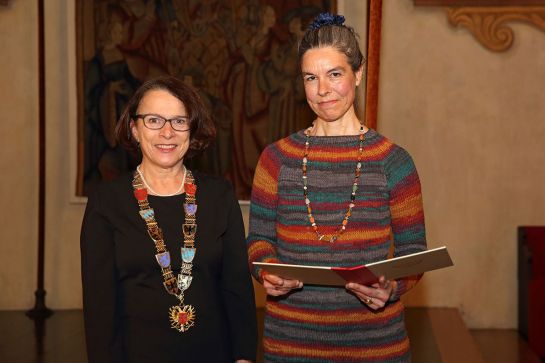 Fotografie - Verleihung des Städtepartnerschaftspreises an Dr. Sabine Schönwälder; im Bild mit Oberbürgermeisterin Gertrud Maltz-Schwarzfischer